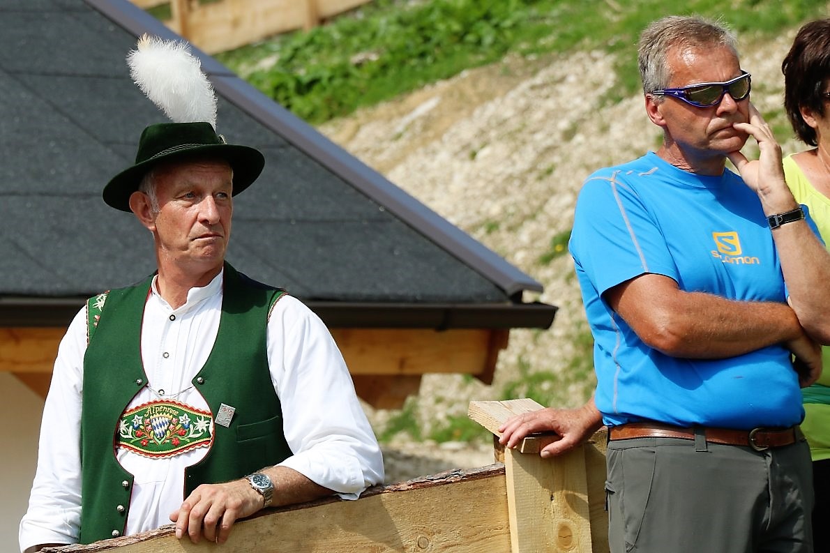 „So viele spannende und interessante Geschichten von der Alpe und seiner Geschichte habe ich noch nie an einem Tag gehört“, sagte der Hüttenwart der alten Feldernalm, der zünftig aufgetrachtelt extra aus dem Nachbarland Bayern anreiste. (Foto: Knut Kuckel)
