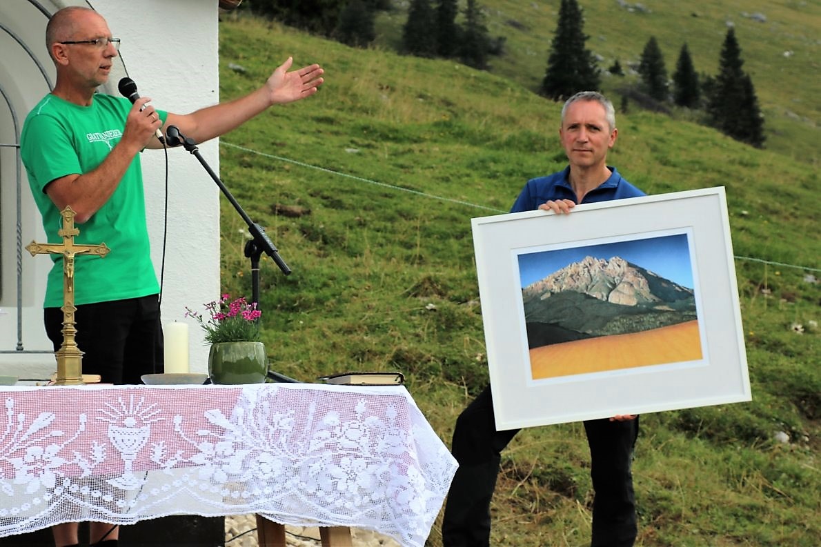 Zur Einweihung schenkte der Bürgermeister im Namen seiner Gemeinde den Almleuten die Lithographie „Rosa Munde“ von Nino Malfatti. (Foto: Knut Kuckel)