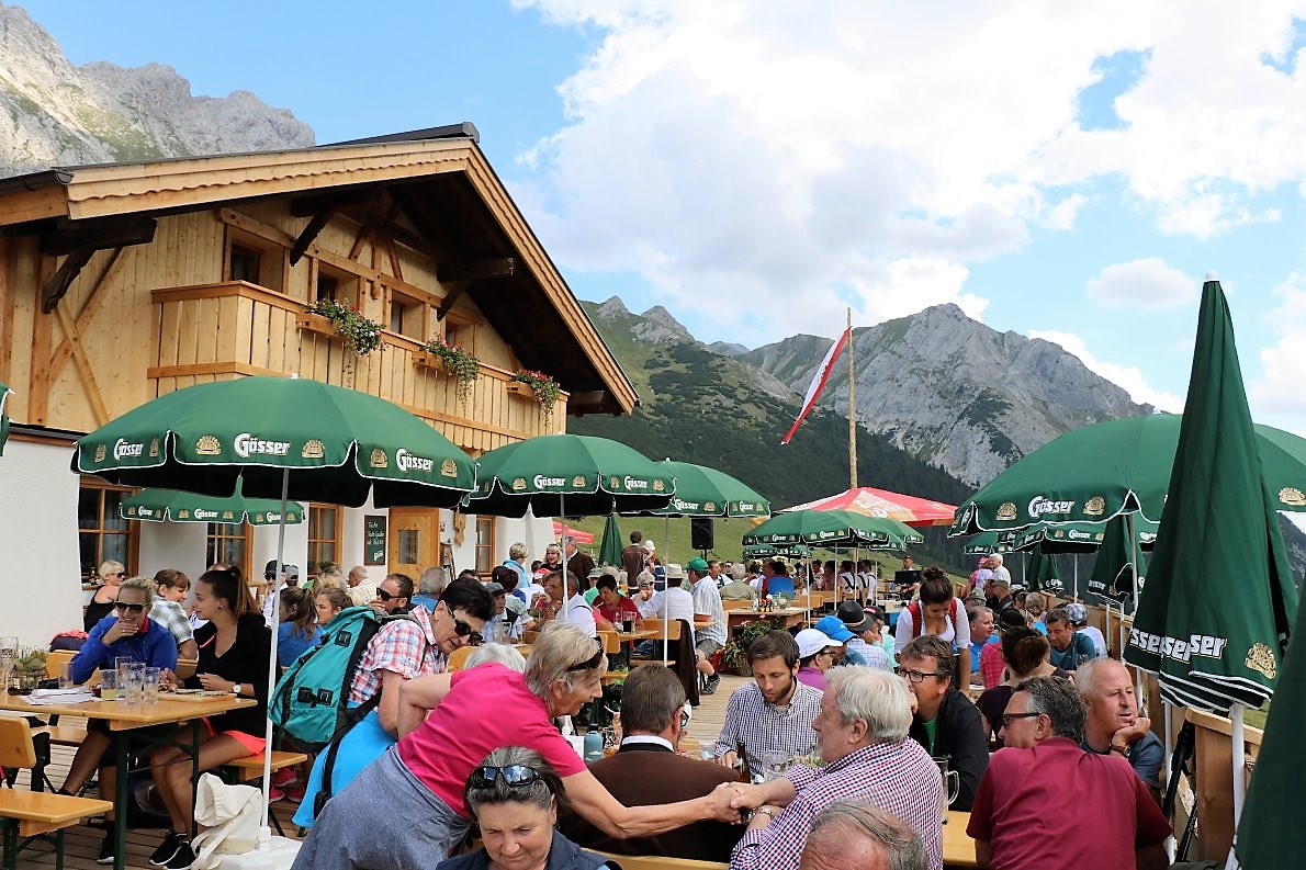 Die Einweihung der neuen Hochfeldern Alm war ein gelungenes „Dorffest“ auf der Mieminger Alm. (Foto: Knut Kuckel)