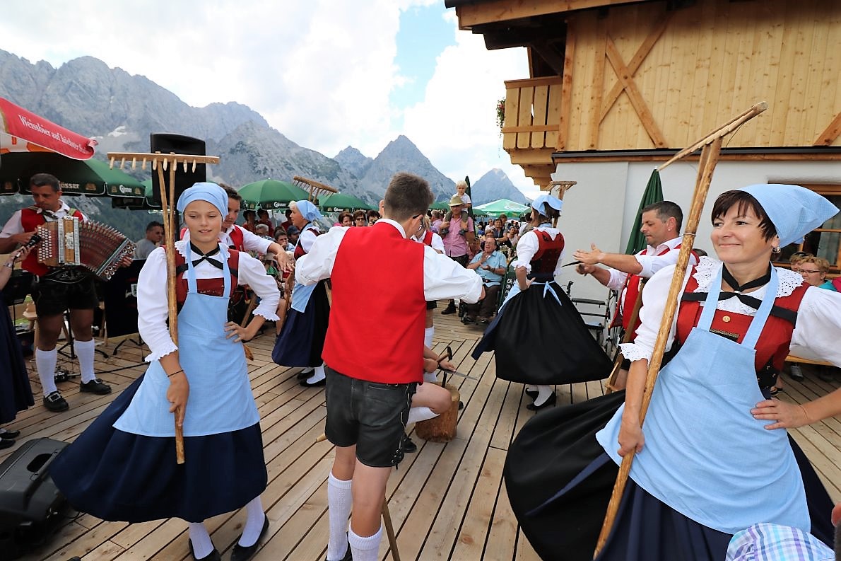 Der Trachtenverein Edelweiss Mieming erntete viel Applaus für die aufgeführten Brauchtumstänze mit Einlagen seiner jungen Schuachplattler. (Foto: Knut Kuckel)