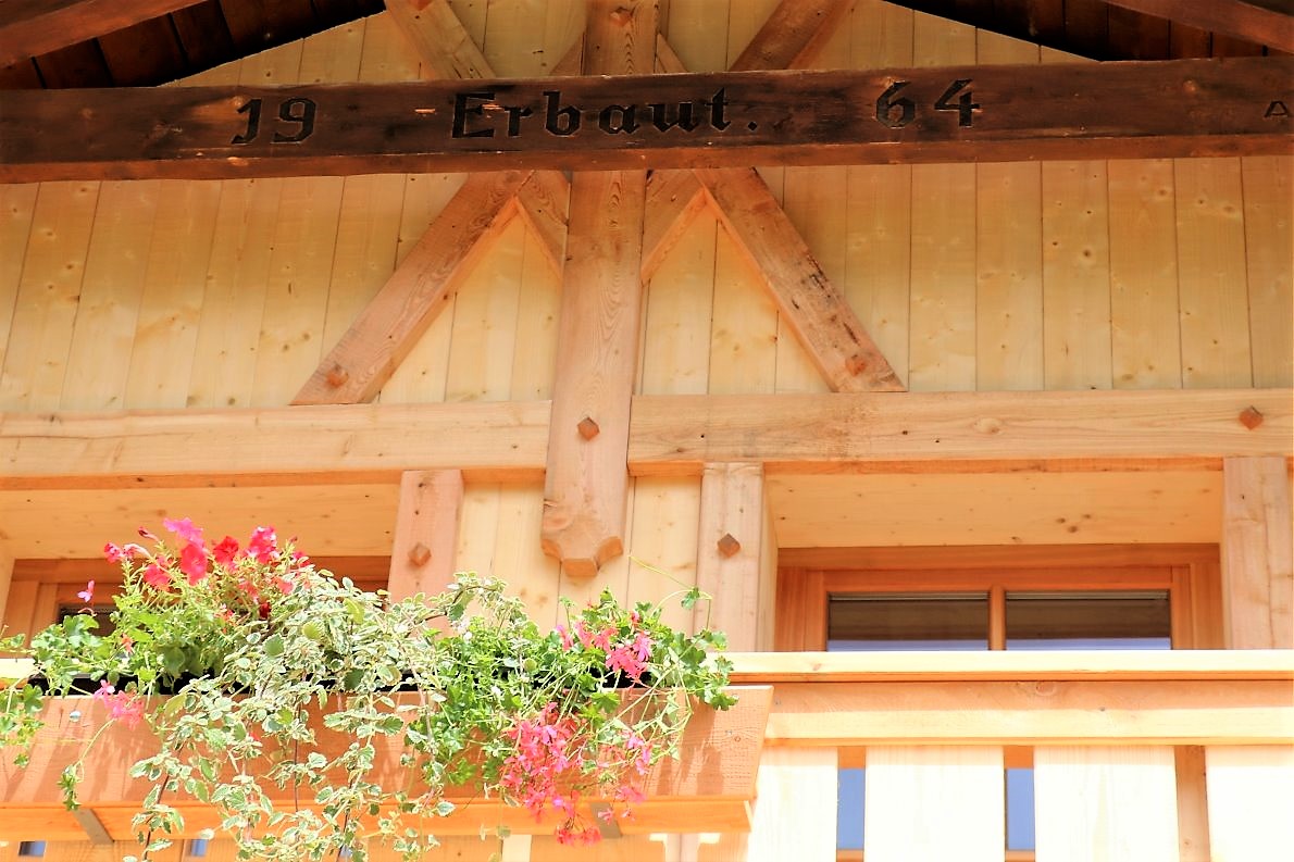 Unter der Obmannschaft von Altbürgermeister Karl Spielmann wurde Anfang der 1960er Jahre beschlossen, zur Feldernalm, die Hochfeldern Alm zu bauen. Eine Holzinschrift unter dem Giebel erinnert noch heute daran, dass die Hochfeldern Alm 1964 erbaut wurde. (Foto:: Knut Kuckel)