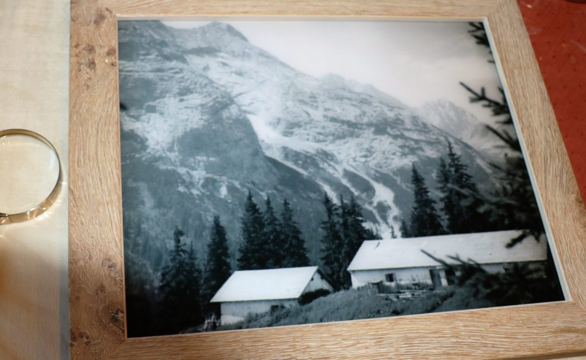 Anna hat ihr altes Foto von der Feldernalm rahmen lassen: "Bitte schenkt das Bild den beiden Hirten Martin und Fabio, mit einem herzlichen Gruß von mir und ich bedanke mich auch fürs Aufhängen." (Foto: Knut Kuckel)