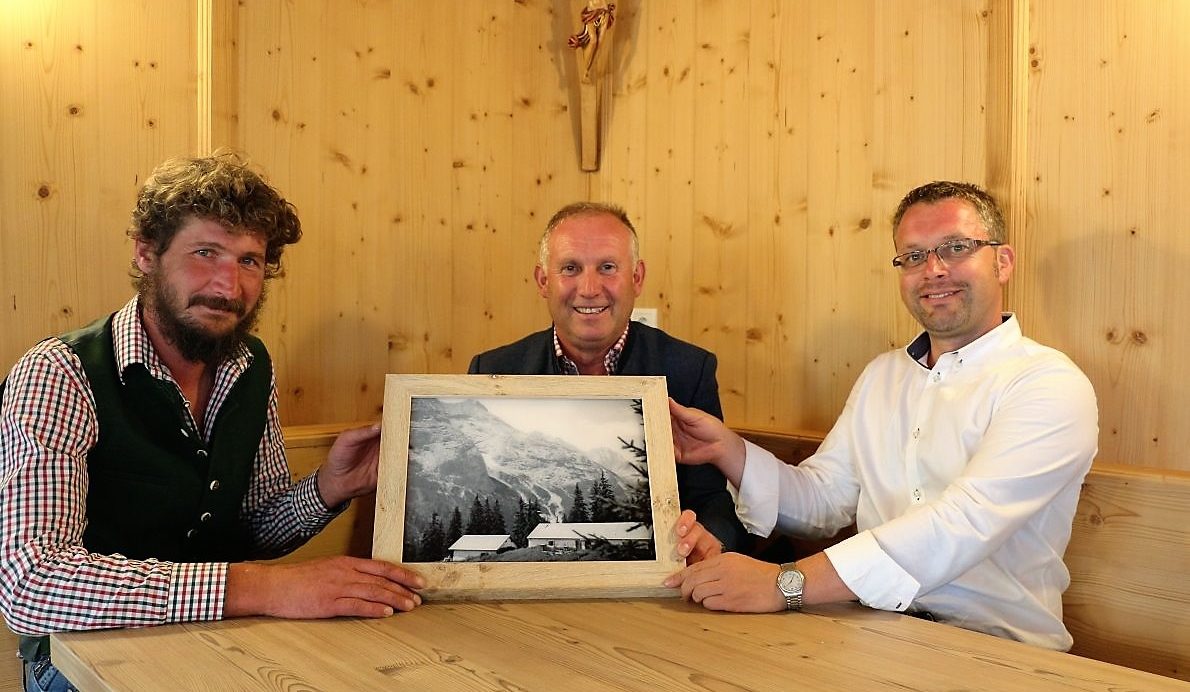 v.l. Almpächter Martin Reich, Almobmann Klaus Scharmer, Vize-Bgm. Martin Kapeller. (Foto: Knut Kuckel)