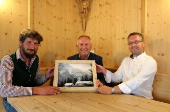 v.l. Almpächter Martin Reich, Almobmann Klaus Scharmer, Vize-Bgm. Martin Kapeller. (Foto: Knut Kuckel)