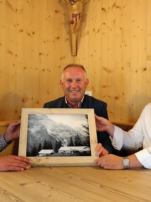 v.l. Almpächter Martin Reich, Almobmann Klaus Scharmer, Vize-Bgm. Martin Kapeller. (Foto: Knut Kuckel)