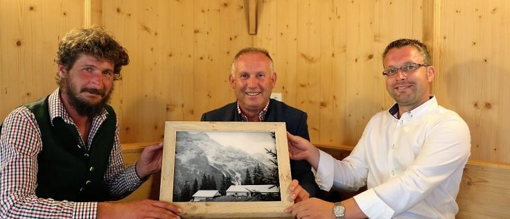 v.l. Almpächter Martin Reich, Almobmann Klaus Scharmer, Vize-Bgm. Martin Kapeller. (Foto: Knut Kuckel)