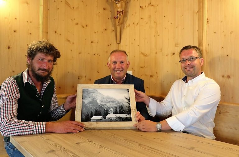 v.l. Almpächter Martin Reich, Almobmann Klaus Scharmer, Vize-Bgm. Martin Kapeller. (Foto: Knut Kuckel)