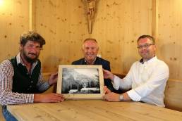 v.l. Almpächter Martin Reich, Almobmann Klaus Scharmer, Vize-Bgm. Martin Kapeller. (Foto: Knut Kuckel)