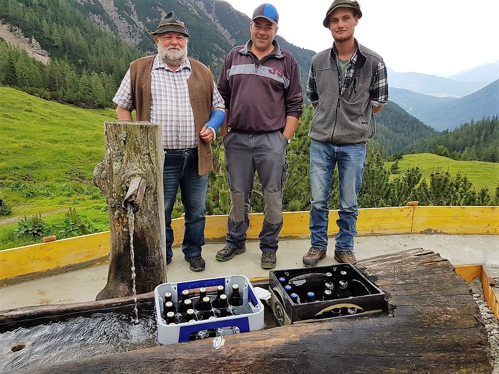 von links: Alt-Almhirt Herbert Schuchter, Almobmann Benedikt van Staa, Almhirt Patrick Spiecker. (Foto: Knut Kuckel)