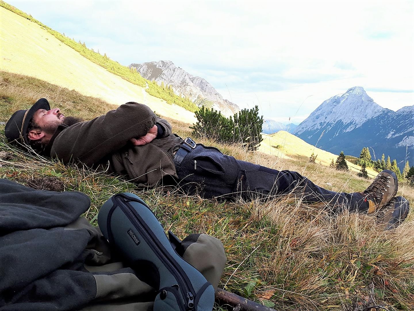 Für die Almhirten Fabio Riml und Martin Reich war schon Mitte April Dienstantritt am Vorberg der Feldernalm in Obermieming. (Foto: Knut Kuckel)