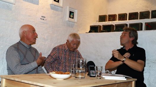 Wilhelm Zimmermann und Siegfried Köll im Gespräch mit Erich Ledersberger. (Foto: Knut Kuckel)