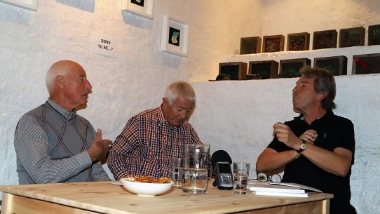 Wilhelm Zimmermann und Siegfried Köll im Gespräch mit Erich Ledersberger. (Foto: Knut Kuckel)