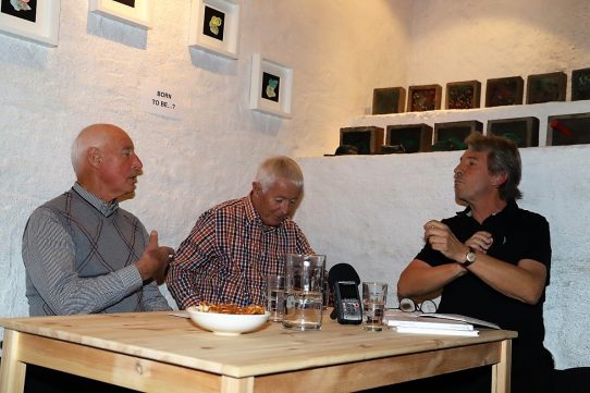 Wilhelm Zimmermann und Siegfried Köll im Gespräch mit Erich Ledersberger. (Foto: Knut Kuckel)
