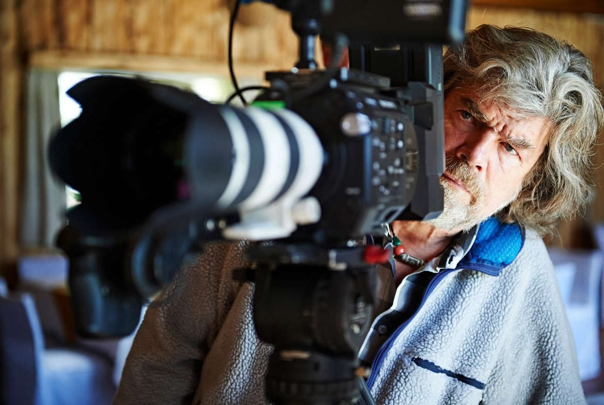 Reinhold Messner erinnert sich: „Es war im Herbst 1970. Ich lag mit frisch amputierten Zehen in einem Einzelzimmer im sechsten Stock der Universitätsklinik in Innsbruck, als ein zweites Krankenbett mit einem mir unbekannten Patienten hereingeschoben wurde: ein junger Arzt, Gert Judmaier sein Name. Er war am Mount Kenya in Ostafrika abgestürzt, erfuhr ich, und im letzten Augenblick von einem eigens eingeflogenen Rettungsteam aus Tirol gerettet worden. Obwohl ich damals selbst unter einem Trauma litt – den Bruder am Nanga Parbat unter einer Lawine verloren, mit erfrorenen Füßen und zu Tode erschöpft von Einheimischen in die Zivilisation zurückgetragen –, berührte mich Judmaiers Überlebensgeschichte tief.“ (Foto: ServusTV / Ferrigato)