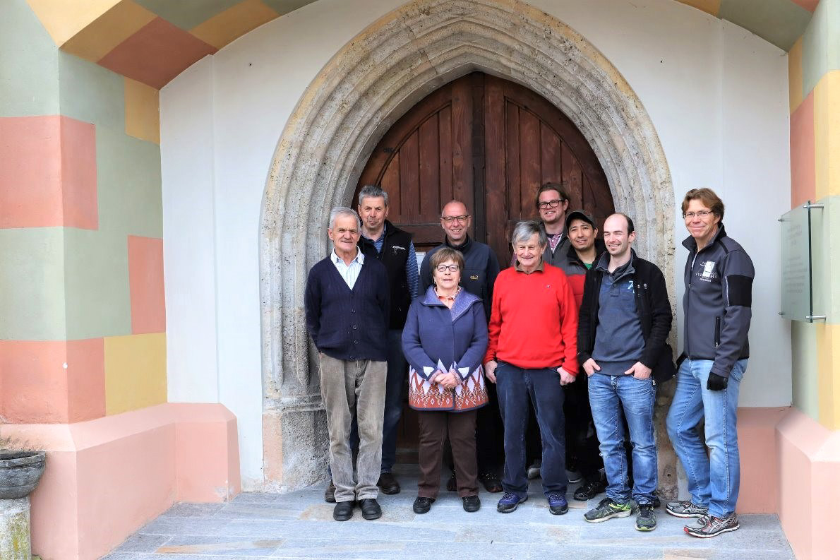 Die Grababbauer: Toni Schneider, Konrad Scharmer, Elfriede Seelos, Franz Dengg, Erich Krug, Markus Kniepeiß, Josep De los Reyes, Markus Werthmann und Peter Kniepeiß (nicht auf dem Foto ist Helmut Happ). (Foto: Knut Kuckel)