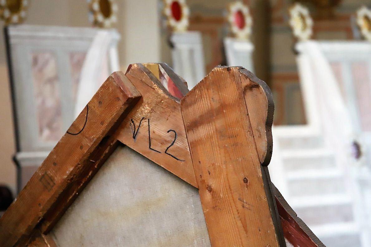 Nach einer knappen halben Stunde glich der Kirchenraum einer gewaltigen Theaterkulisse. So als hätte man in Mieming kurz zuvor Passionsspiele aufgeführt. Ein ungewohnter Anblick in diesem Umfeld. (Foto: Knut Kuckel)