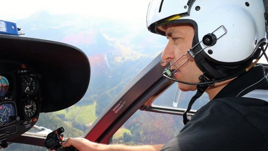 Christophorus-Pilot Stefan Kapeller zeigt uns das Tiroler Oberinntal von oben. (Foto: Knut Kuckel)
