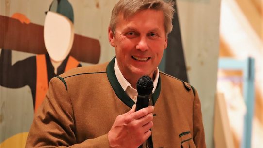 „Der Zukunftswald bleibt eine gesamtgesellschaftliche Aufgabe“, sagt Paul Höglmüller zur Ausstellungseröffnung. (Foto: Knut Kuckel)
