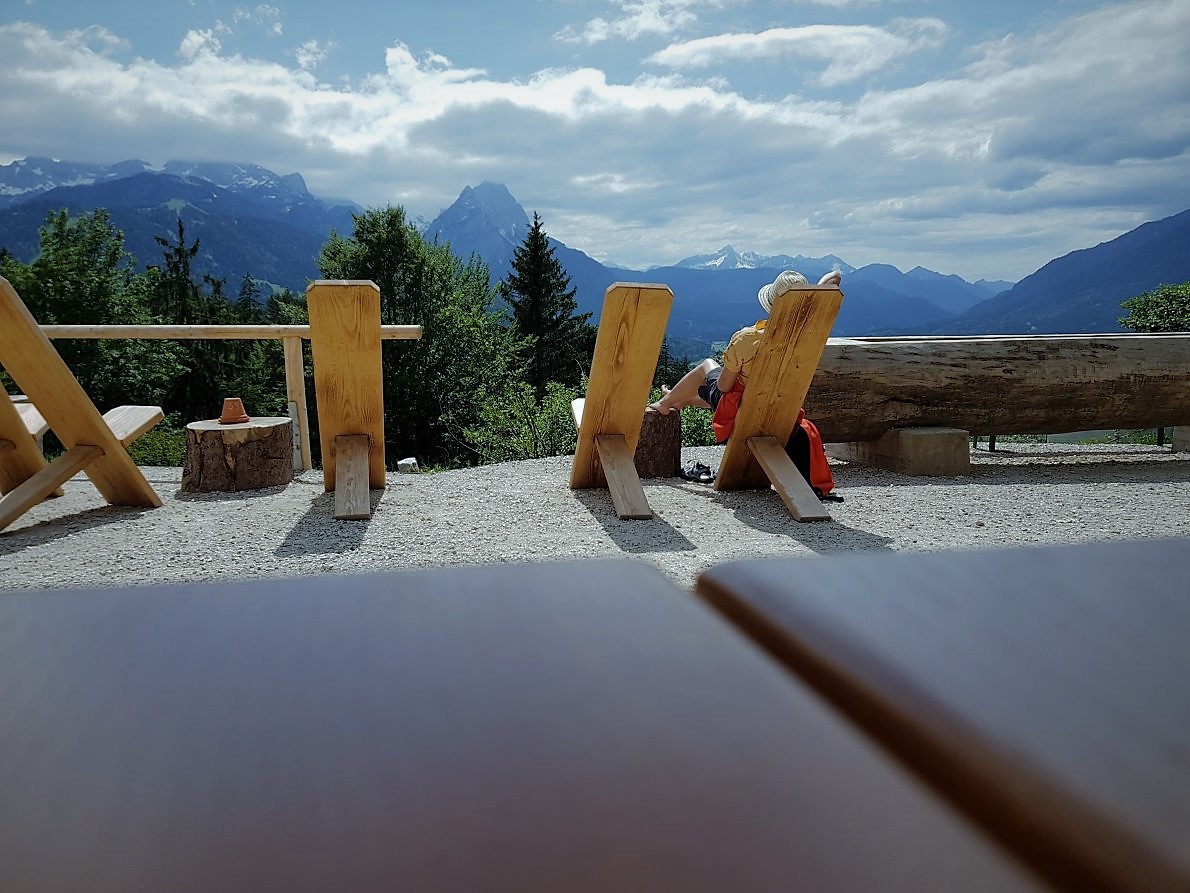 Tannenhütte mit Fernblik nach Garmisch-Partenkirchen. (Foto: Knut Kuckel)