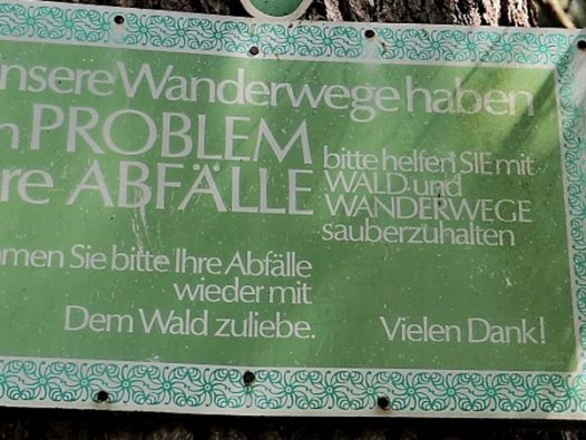 "Unsere Wanderwege haben ein Problem - IHRE Abfälle...". (Foto: Knut Kuckel)