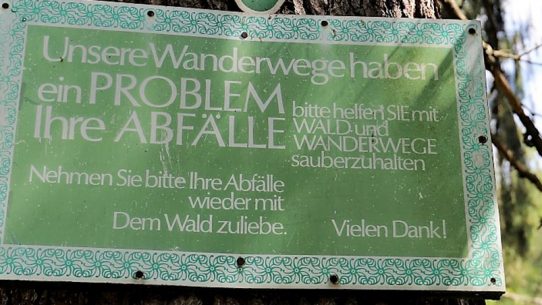 "Unsere Wanderwege haben ein Problem - IHRE Abfälle...". (Foto: Knut Kuckel)