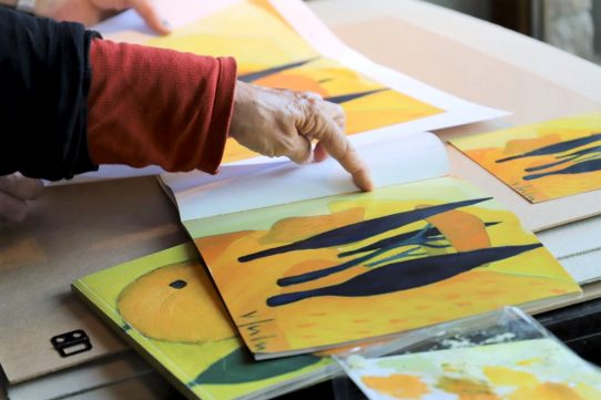 „Eine gelbe Gardaseelandschaft“, wird Veronika Gerber unter ihr nächstes Bild schreiben. (Foto: Knut Kuckel)