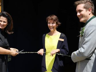 von links: Landwirtschaftsministerin Michaela Kaniber, Museumsleiterin Dr. Ingeborg Schmid, Bürgermeister Justus Pfeifer (Foto: Knut Kuckel)
