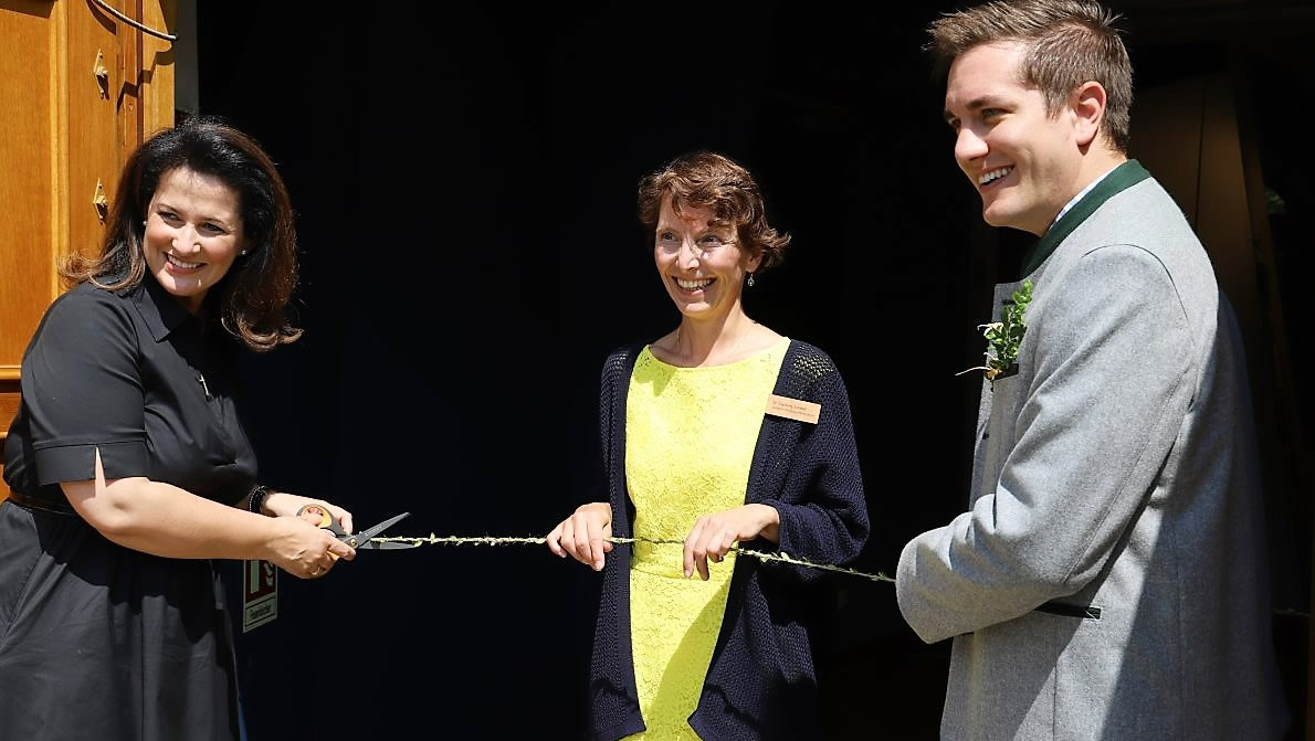 von links: Landwirtschaftsministerin Michaela Kaniber, Museumsleiterin Dr. Ingeborg Schmid, Bürgermeister Justus Pfeifer (Foto: Knut Kuckel)