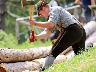 Das Holzknechtmuseum Ruhpolding seit Sommer 2021 und schickt sein Publikum auf eine multimediale Reise durch 400 Jahre Sozial- und Wirtschaftsgeschichte der Waldarbeit. (Foto: Knut Kuckel)
