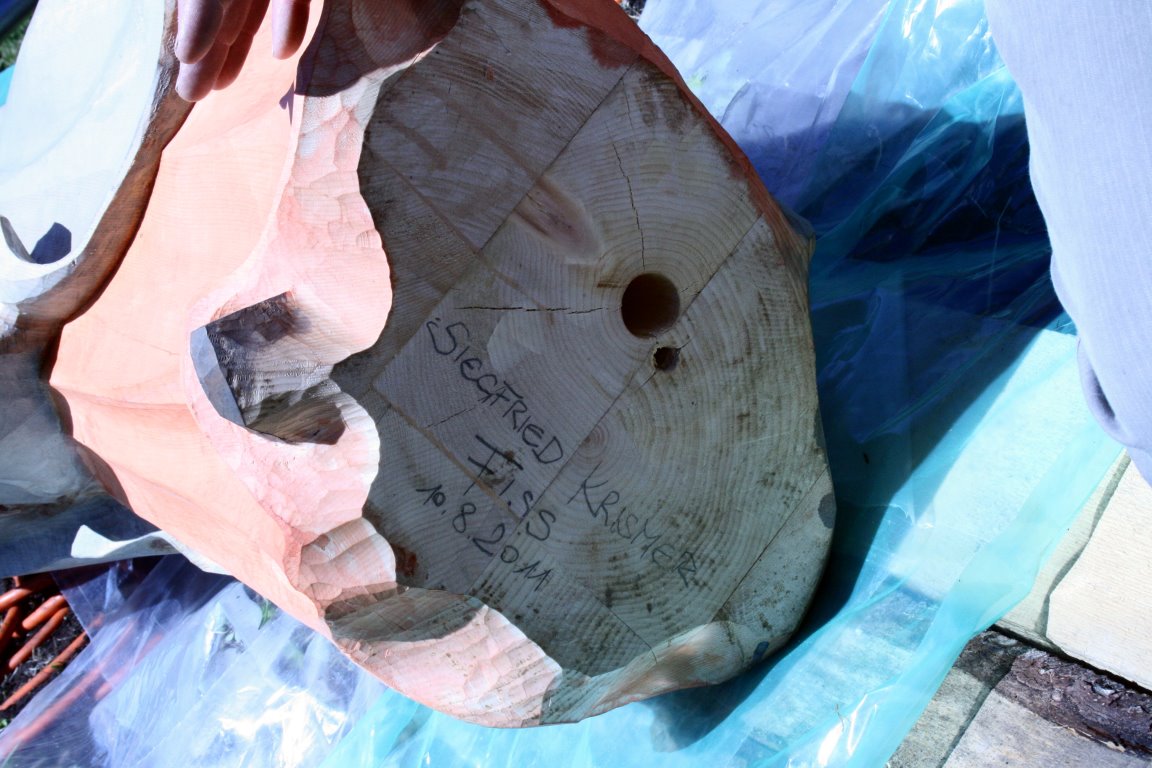 Siegfried Krismer hat den Sockel der Säule mit Datum signiert, bevor er fest verankert wurde. (Foto: Knut Kuckel)